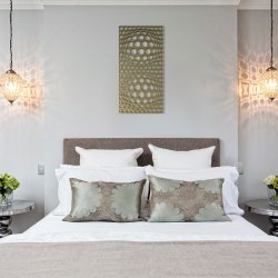 Панно в гостиной «Двойное увеличение» («Double Bulbs»)