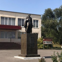 Памятник солдату из стеклопластика.