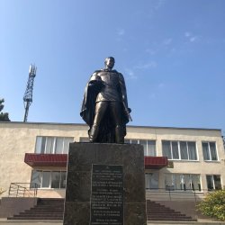 Памятник солдату из стеклопластика.