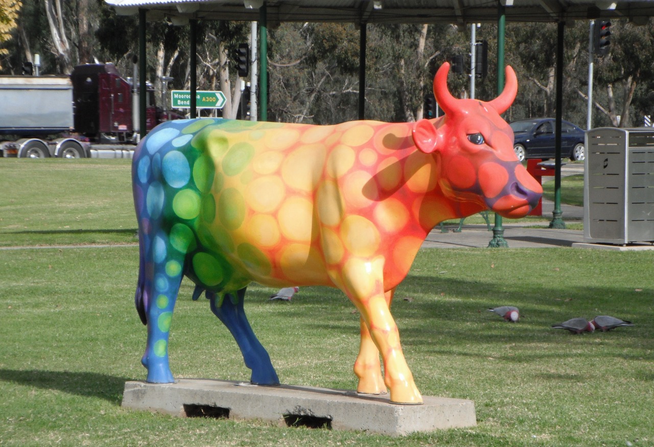 Скульптура радужной коровы