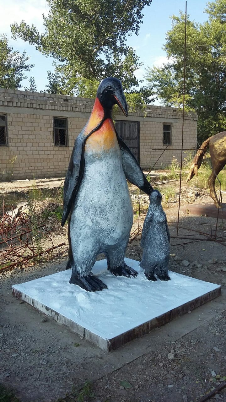 Скульптура из бетона Пингвины